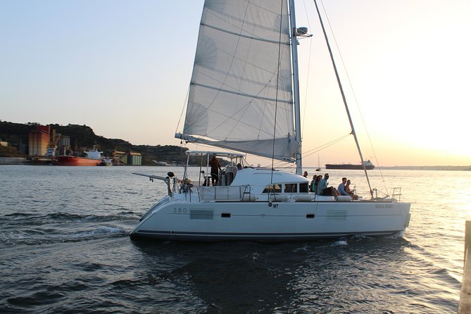 Lisbon Sailing Catamaran Public Cruise with drinks - Getting to the boat fast at Doca de Alcântara Norte, Gate 3