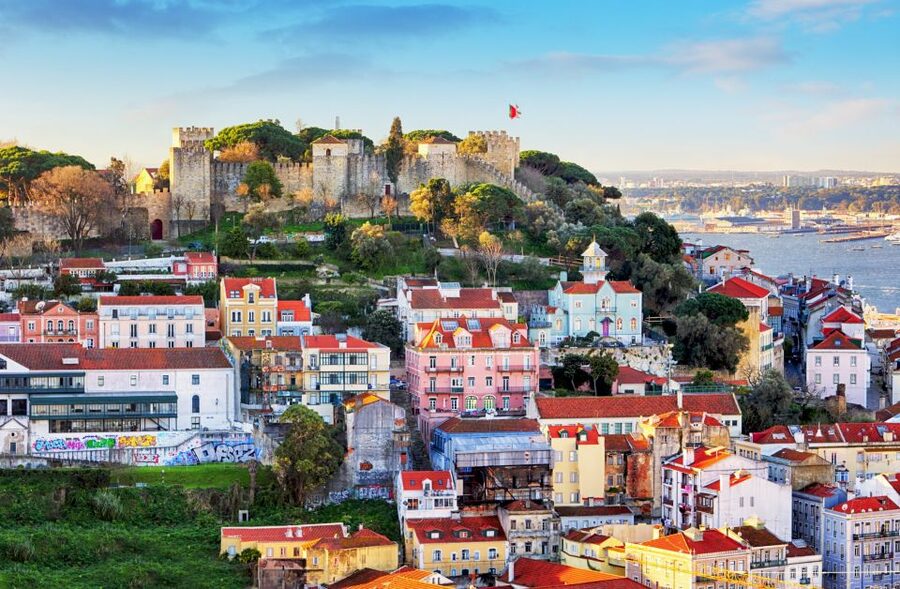 Lisbon: Saint George's Castle Entry & City Self-Guided Tours - São Jorge Castle starts at Arco do Castelo, not in a lobby