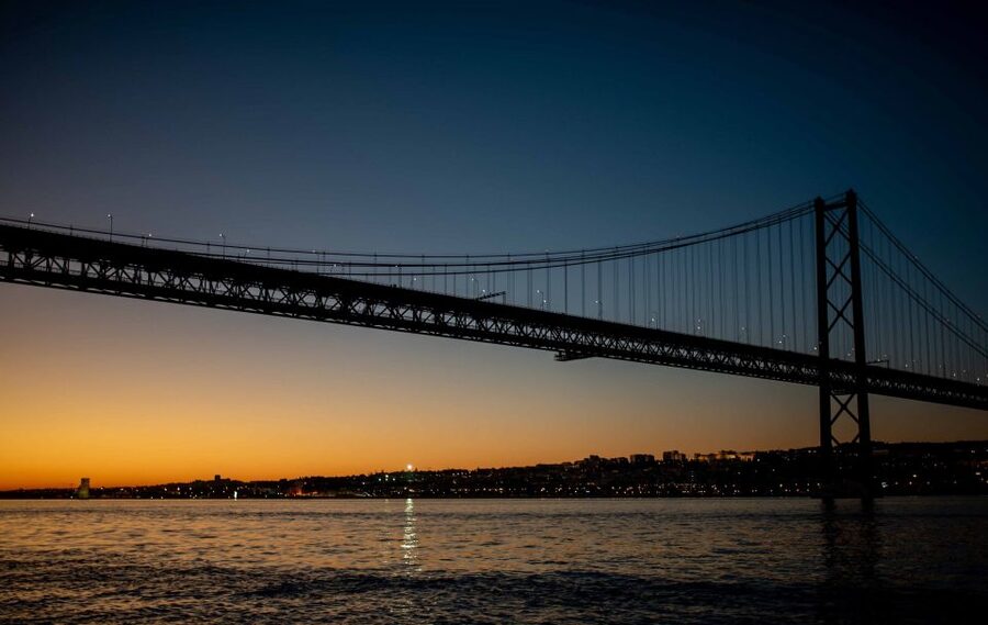 Lisbon: Scenic Day & Sunset Boat Tour with a Drink - The Onboard Experience: Drinks, Music, Wi-Fi, and Comfort Items