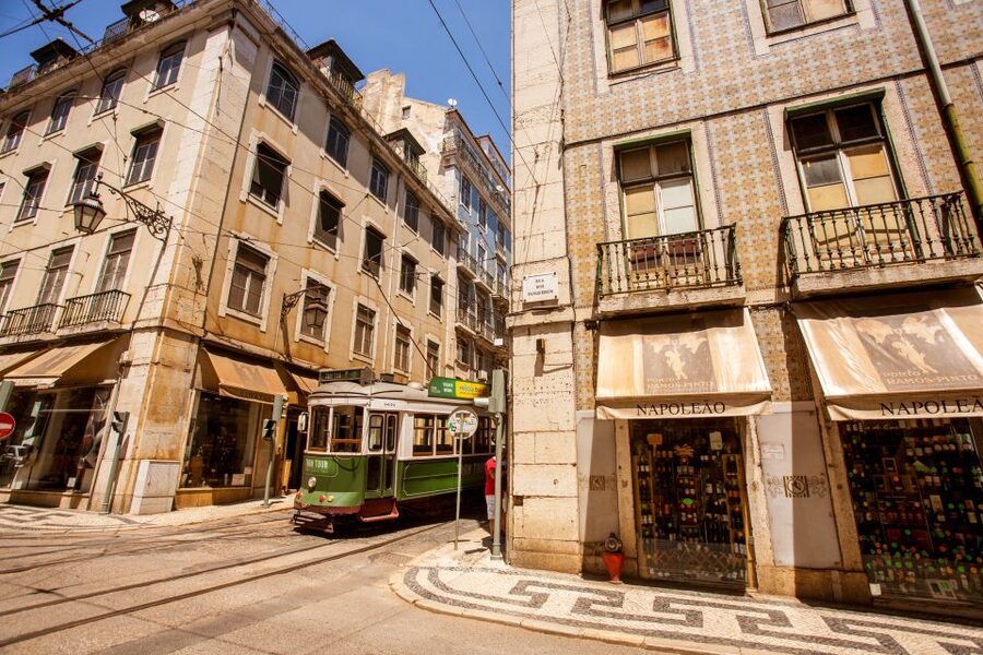 Lisbon: Segway Medieval Tour of Alfama and Mouraria - From Commerce Square to Campo das Cebolas: a quick warm-up