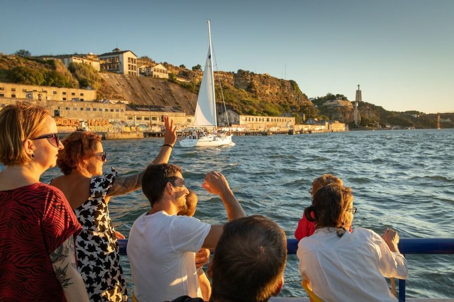 Lisbon: Sightseeing Boat Tour with Hop-On Hop-Off Option - Belém Tower, Padrão dos Descobrimentos, and Cristo Rei Views