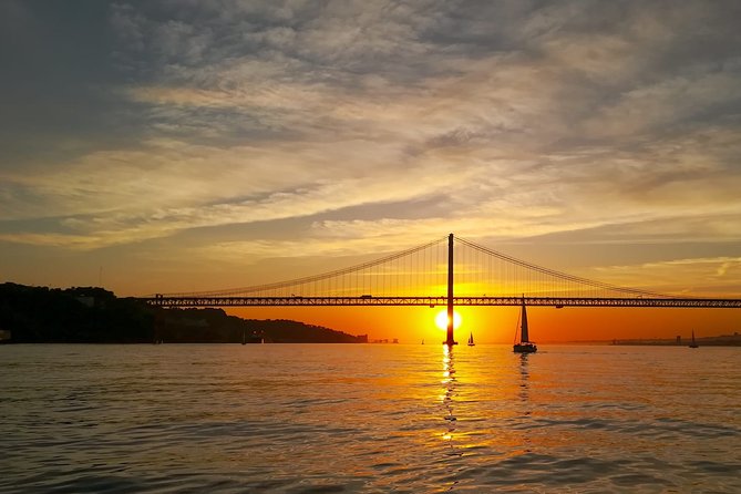 Lisbon Small Group 2h Sunset Sailing- Live Commentary & a Drink - Weather, blankets, and what to do if the sunset gets cloudy