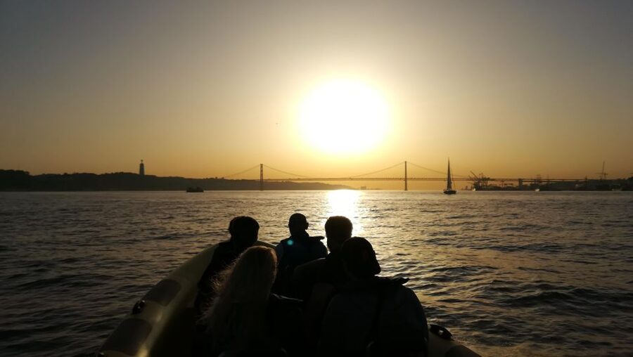 Lisbon Speedboat Sunset with Monuments Sightseeing - Sunset light, photo stops, and how to plan your camera moment