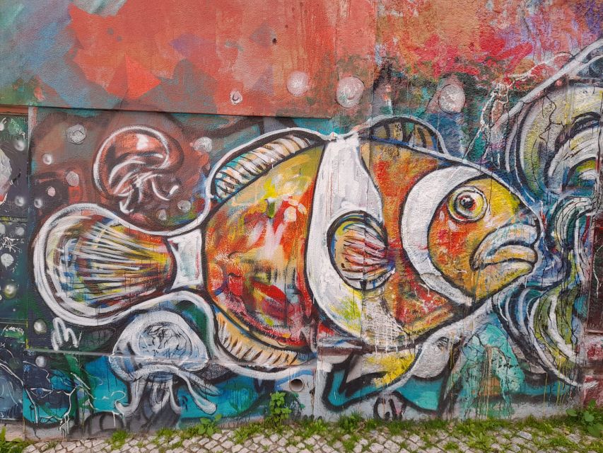 Lisbon Street Art Lovers Walk - Street art viewpoints in Lisbon: the Graça finish matters