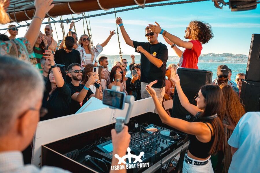 Lisbon: Sunset Boat Party with 2 Drinks and Free Club Entry - Who this Lisbon sunset boat party fits best