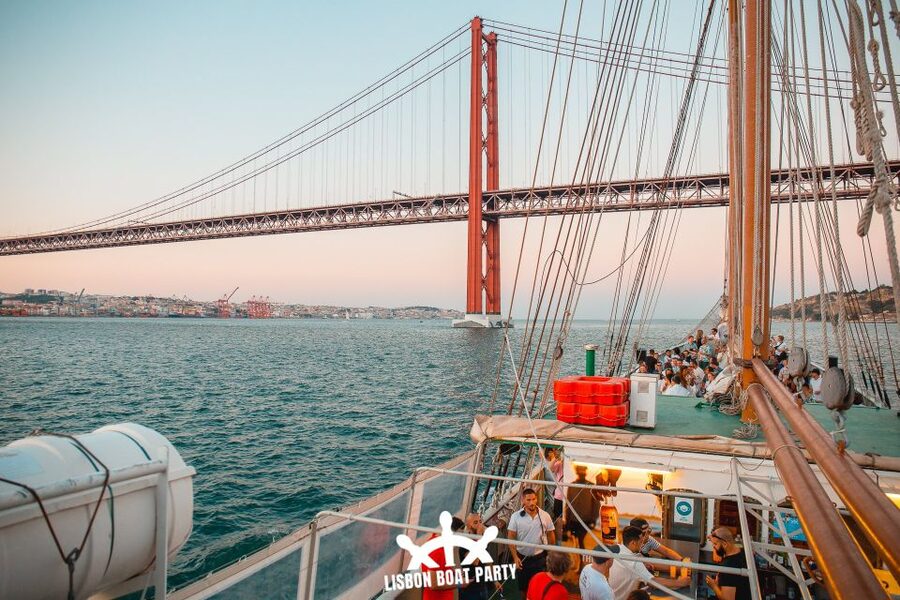 Lisbon: Sunset Boat Party with 2 Drinks and Free Club Entry - Meeting Principe Perfeito at Cais da Rocha do Conde de Obidos