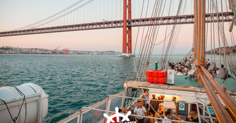 Lisbon: Sunset Boat Party with 2 Drinks and Free Club Entry - The DJ set: what the music program is meant to be like
