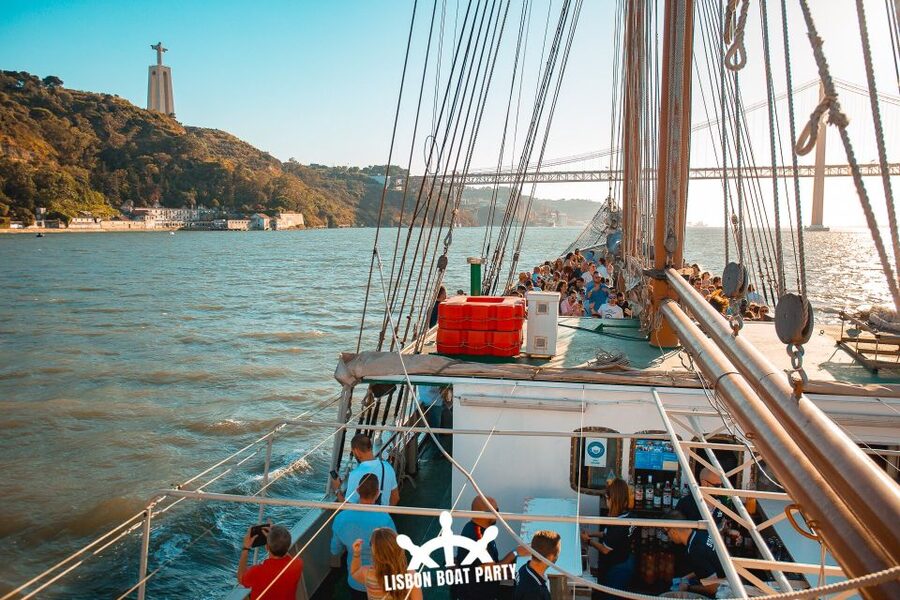 Lisbon: Sunset Boat Party with 2 Drinks and Free Club Entry - The 4-hour timing: fun length, or too long for some people