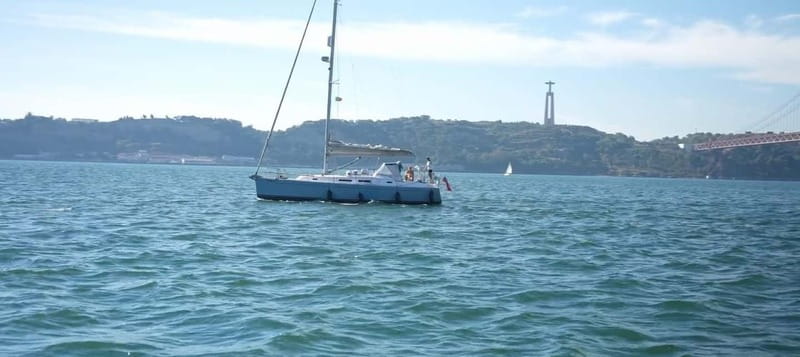 Lisbon Sunset Boat Tour Wine included - Meeting point and timing, so your sunset does not slip away