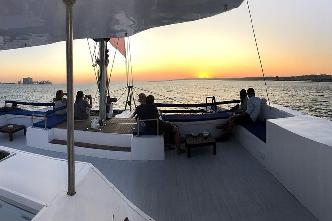 Lisbon Sunset Catamaran Cruise on the Tagus River - Skipper Commentary vs. Full Tour Guide: What to Expect About Narration