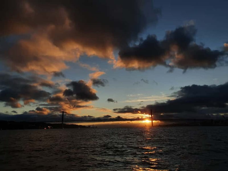 Lisbon: Sunset Catamaran Cruise with Drinks - First Views: Terreiro do Paço, Commerce Square, and the River Entrance