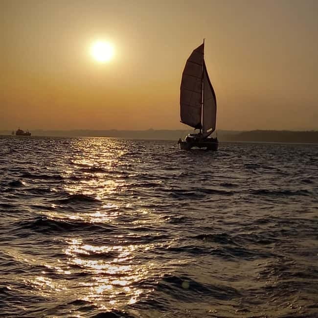 Lisbon: Sunset Catamaran Cruise with Drinks - Cristo Rei and Almada Views Across the Tagus