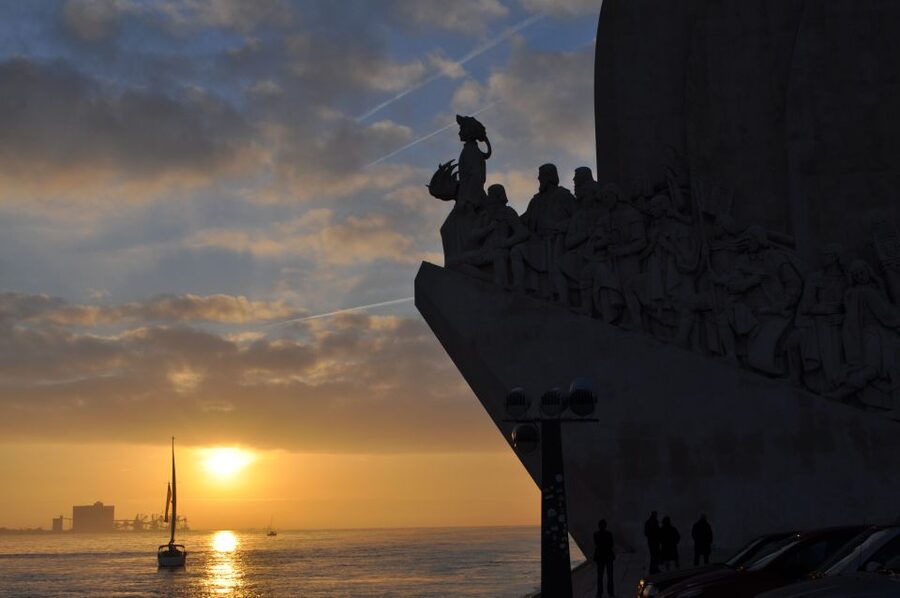 Lisbon: Sunset Cruise on The Tagus River with Welcome Drink - Why a small sunset sail on the Tagus feels different