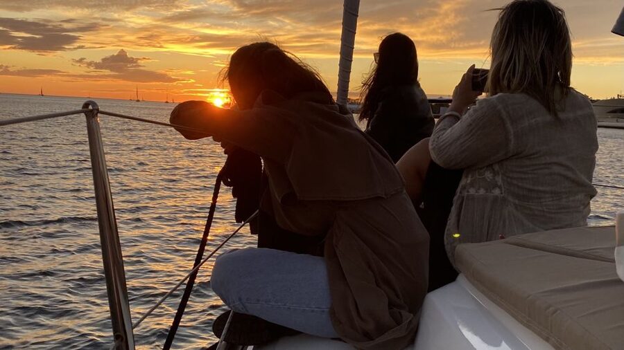 Lisbon: Sunset Cruise with Drinks and Snacks - Onboard Vibe: Guides, Small Groups, and That Quiet Boat Advantage
