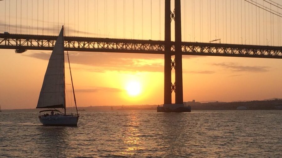 Lisbon: Sunset Cruise with Drinks and Snacks - São Jorge Castle and Alfama From the River Hills