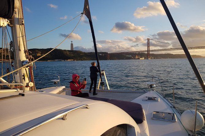 Lisbon: Sunset Cruise With Drinks on Spacious Yacht - Getting Oriented at Mercedes-Benz Oceanic Lounge (Doca de Santo Amaro)