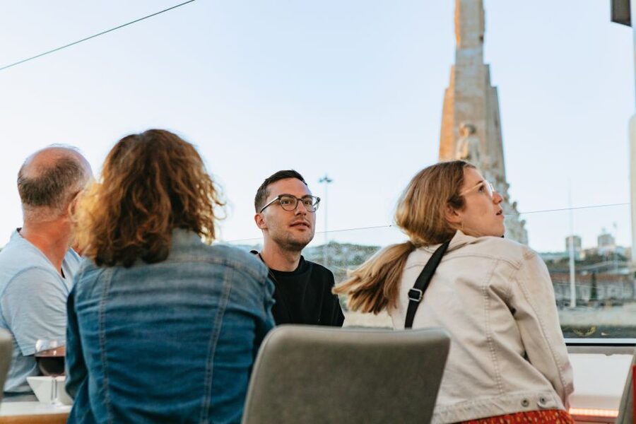 Lisbon: Sunset Cruise with Welcome Drink and Snacks - Praça do Comércio and the 25 de Abril Bridge: The First Big Photo Wave