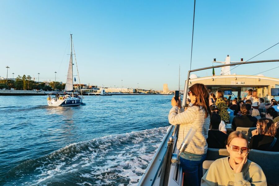 Lisbon: Sunset Cruise with Welcome Drink and Snacks - Monument to the Discoveries, the Viewpoint Pause, and Christ the King