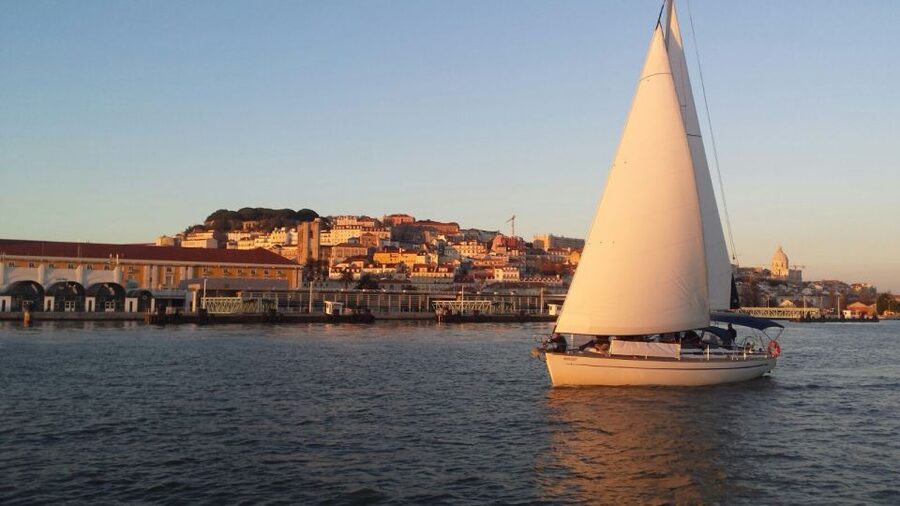 Lisbon: Sunset Sailing Boat Tour with Drinks - When to go and how to not miss the sunset
