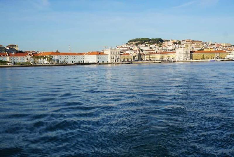 Lisbon: Sunset Sailing Boat Tour with Drinks - Should you book this Lisbon sunset sailing tour?
