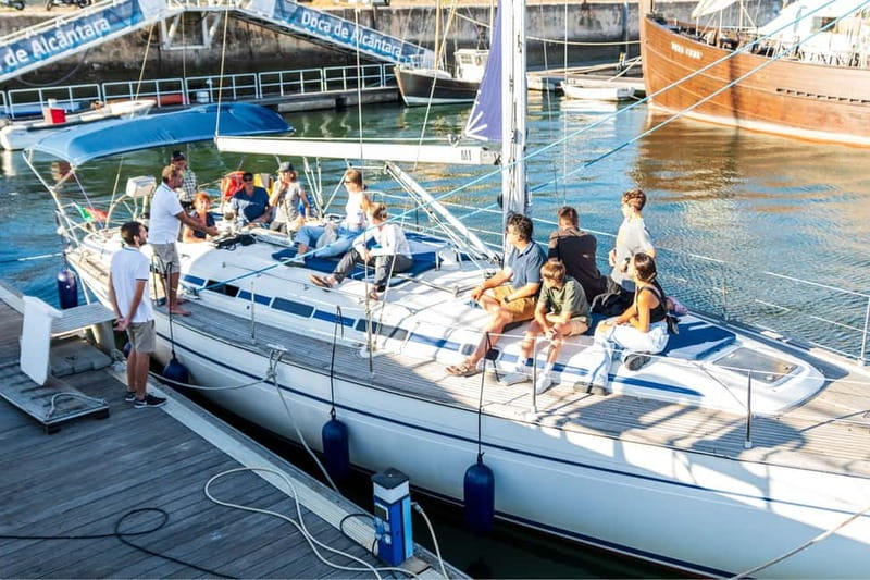 Lisbon: Sunset Sailing Boat Tour with Drinks - Checking in at BLUE SKIPPER Café, Doca do Espanhol