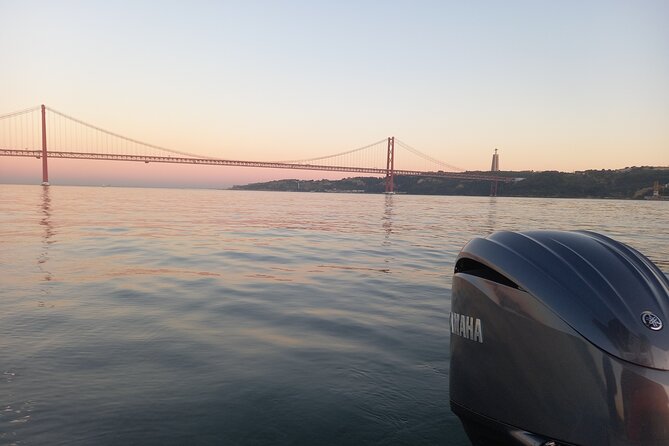 Lisbon: Sunset SpeedBoat Tour - 25 de Abril Bridge to Commerce Square: fast city classics, right after boarding
