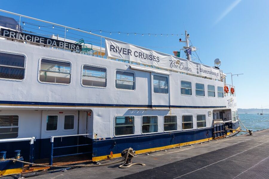 Lisbon: Tagus River Boat Tour with One Drink Included - The 25 de Abril Bridge: The Main Event for Photos
