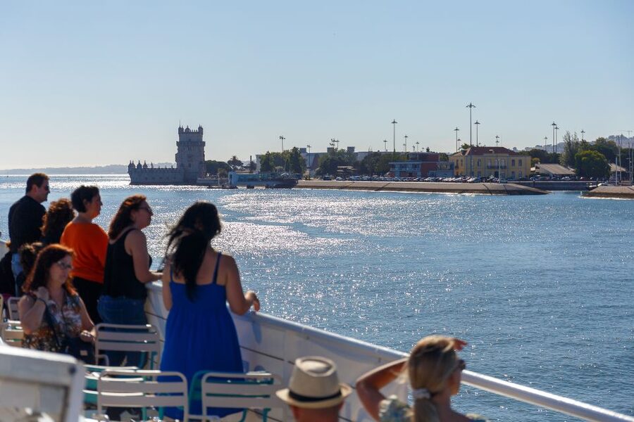 Lisbon: Tagus River Boat Tour with One Drink Included - Monument to the Discoveries: A Quick, Cinematic Glimpse
