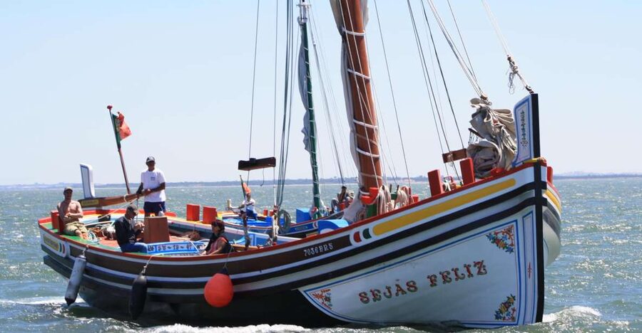Lisbon: Tagus River Express Cruise in a Traditional Vessel - The 45 minute route: Commerce Square to Alfama, Pantheon, and São Jorge Castle views