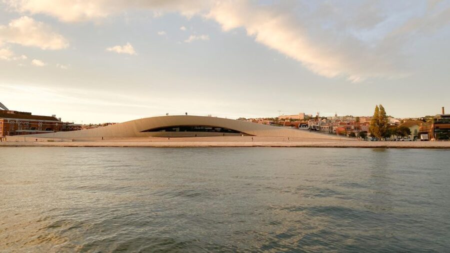 Lisbon: Tagus River Private 2-Hour Cruise - Castle Quarter, Alfama, and the view of Christ the King without the climb