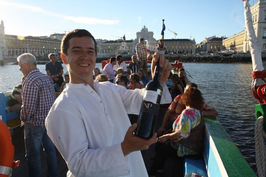Lisbon: Tagus River Sunset Cruise in a Traditional Vessel - São Jorge Castle and Alfama from the Tagus: the view you do not get on foot