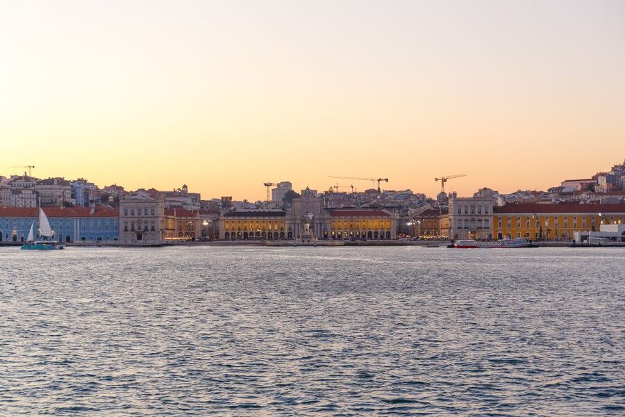 Lisbon: Tagus River Sunset Tour with Snacks and Drink - From Estação Fluvial to perfect sunset timing