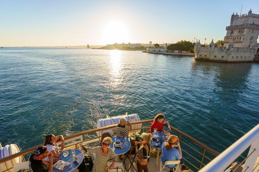 Lisbon: Tagus River Sunset Tour with Snacks and Drink - Commerce Square pass-by: a quick start with real Lisbon energy