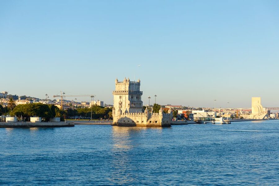 Lisbon: Tagus River Sunset Tour with Snacks and Drink - Monument to the Discoveries: big structure, easy viewing