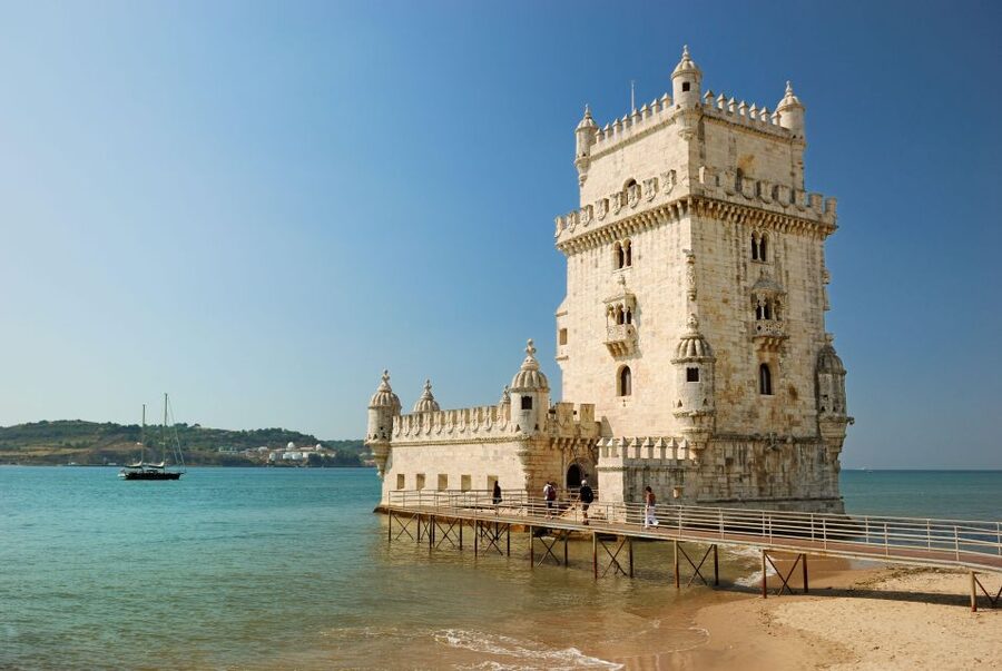 Lisbon to Porto with Óbidos-Nazaré-Fátima-Coimbra-Aveiro - Nazaré: giant waves, fishing energy, and an easy lunch win