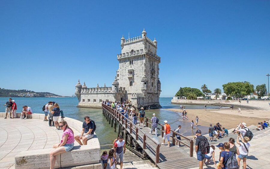 Lisbon to Porto with Óbidos-Nazaré-Fátima-Coimbra-Aveiro - Óbidos: medieval walls, narrow streets, and castle views