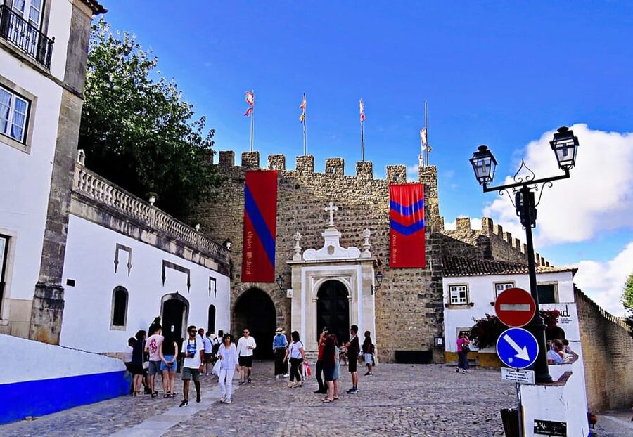 Lisbon to Porto with Óbidos-Nazaré-Fátima-Coimbra-Aveiro - Comfort and service: air conditioning, WiFi, and a driver who stays calm
