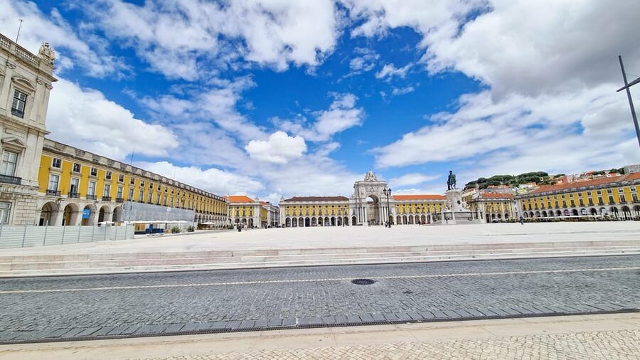 Lisbon: Tuk Tuk 2H Tour Lisbon with a Old Timer - Meeting at Praça da Figueira, then getting your bearings