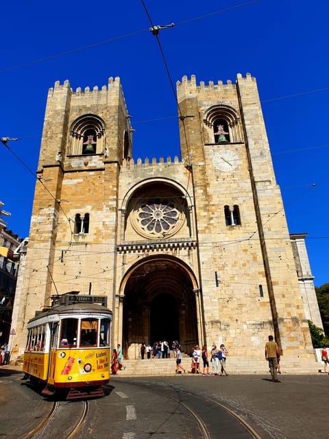 Lisbon: Tuk Tuk 2H Tour Lisbon with a Old Timer - Miradouro de Santa Luzia and Portas do Sol: where you slow down for photos