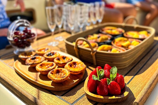 Lisbon – Vinho Verde Wine Premium Boat Experience - Crew Personality, Storytelling, and Why Smaller Boats Work Better