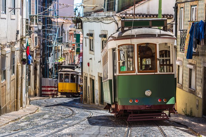 Live Fado Private Tour in Lisbon with Dinner - Inside the Fado House: Live Voices and 12-String Guitars