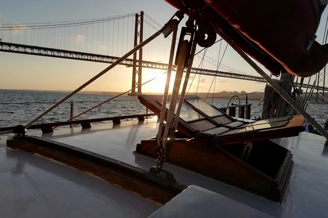 Marriage proposal on a Vintage Sailboat - Key highlights to expect on this Lisbon sailboat proposal tour