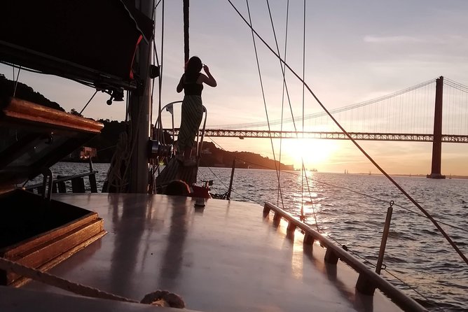 Marriage proposal on a Vintage Sailboat - Why a private vintage sailboat is ideal for a Lisbon proposal