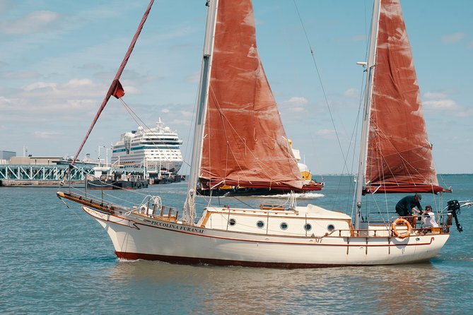 Marriage proposal on a Vintage Sailboat - Getting on board at Santo Amaro and keeping the timing stress-free