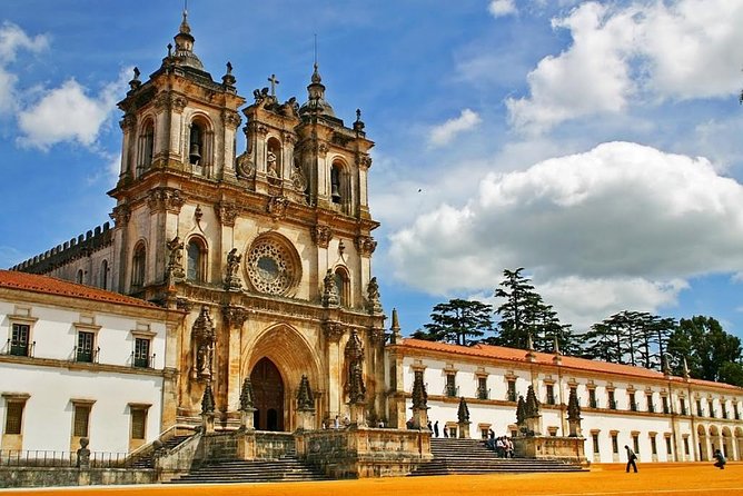 Medieval Knights Templar and Alcobaça Private Day Trip from Lisbon - Tomar Castel and lunch break: keeping the day comfortable