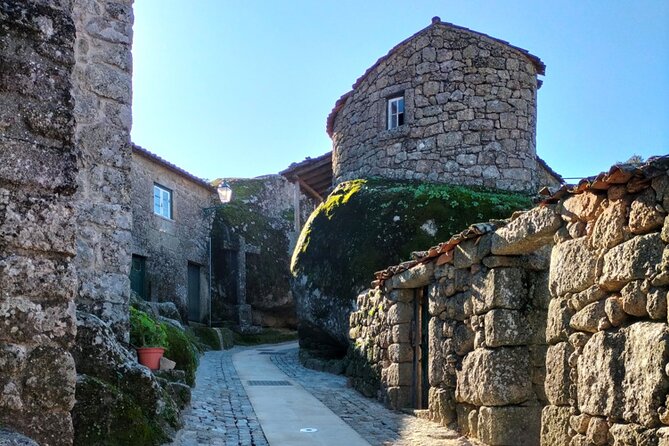 Monsanto (TV's Game of Thrones) Full Day Private Tour from Lisbon - Monsanto lunch time: plan for food that fits your day
