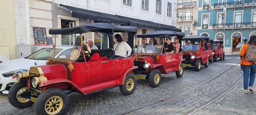 Nostalgic Lisbon Tuk Tuk Tour: Hidden Gems - Fábrica dos Pastéis de Belém: how to time your pastry moment
