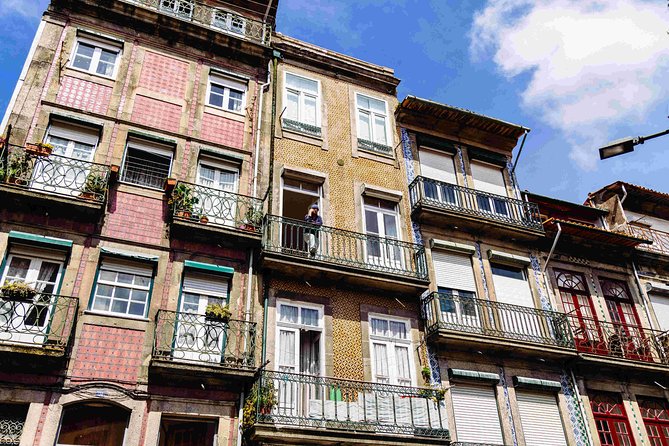 Off the Beaten Track in Lisbon: Lapa Private Tour - Madragoa walking: Secret Mansion of Lapa, boutiques, cafés