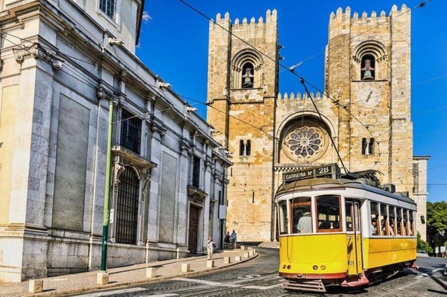 Old town of Lisbon on board of a tuk tuk- 1hour - Why a 1-hour tuk tuk loop works in Lisbon
