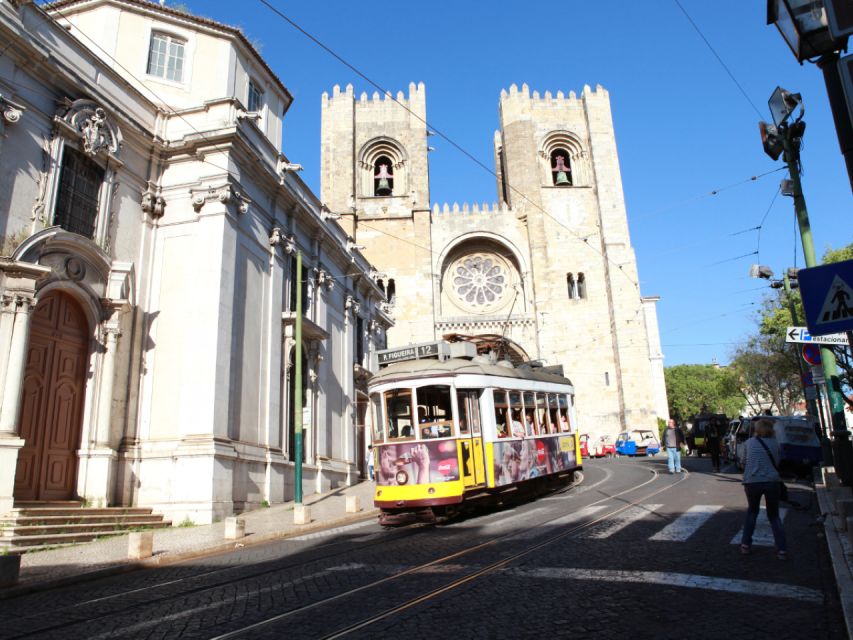 Old town of Lisbon on board of a tuk tuk- 1hour - Timing, private groups, and what the schedule means for you